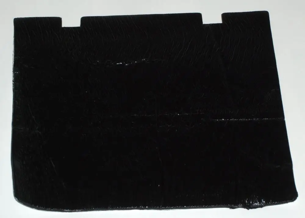 Schwarze, glatte Kunststoffplatte mit einer gekerbten Oberkante. Möglicher Einsatzbereich in Verbindung mit Daikin-Produkten.